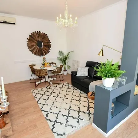 Nina 2 Bedroom Old Town ! ザダル